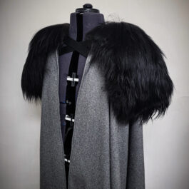 A Northerner Cloak with a black fur collar.