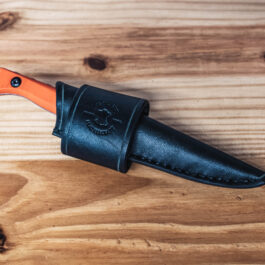 A leather sheath for the benchmade raghorn with a vertical belt loop